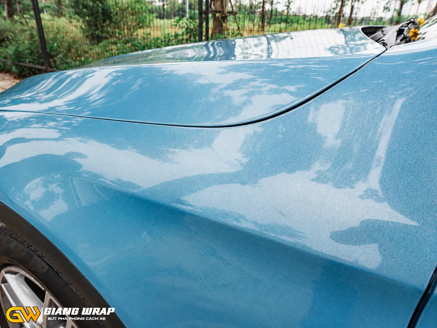 Hiệu ứng màu Blue Tyffa trên Mercedes GLC 300