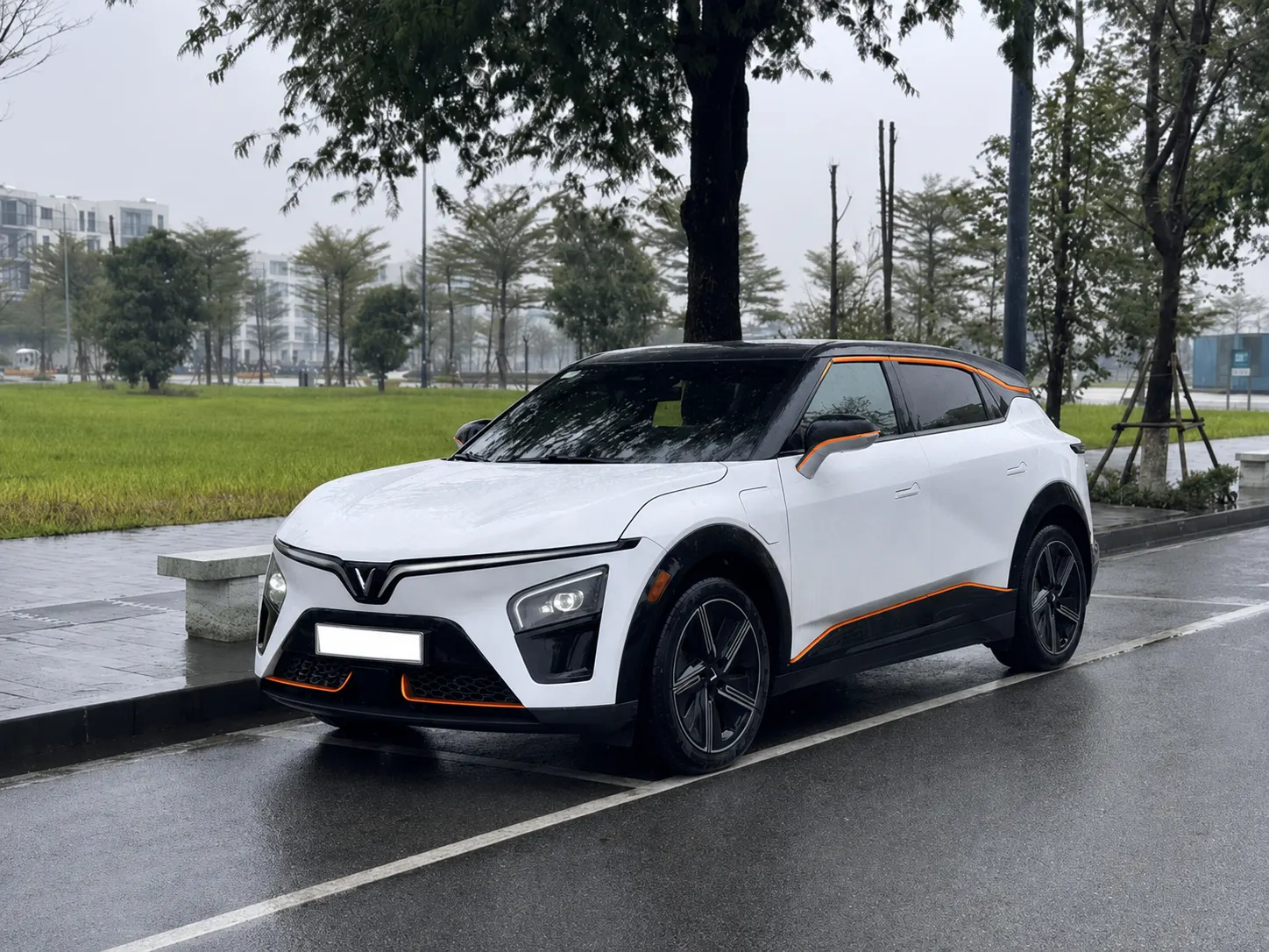 VinFast VF7 dán nóc đen kết hợp điểm màu cam