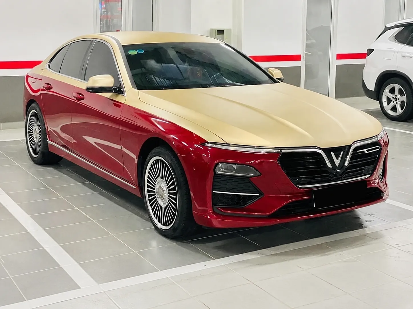 VinFast Lux A đỏ dán Duo-Tone kiểu Maybach