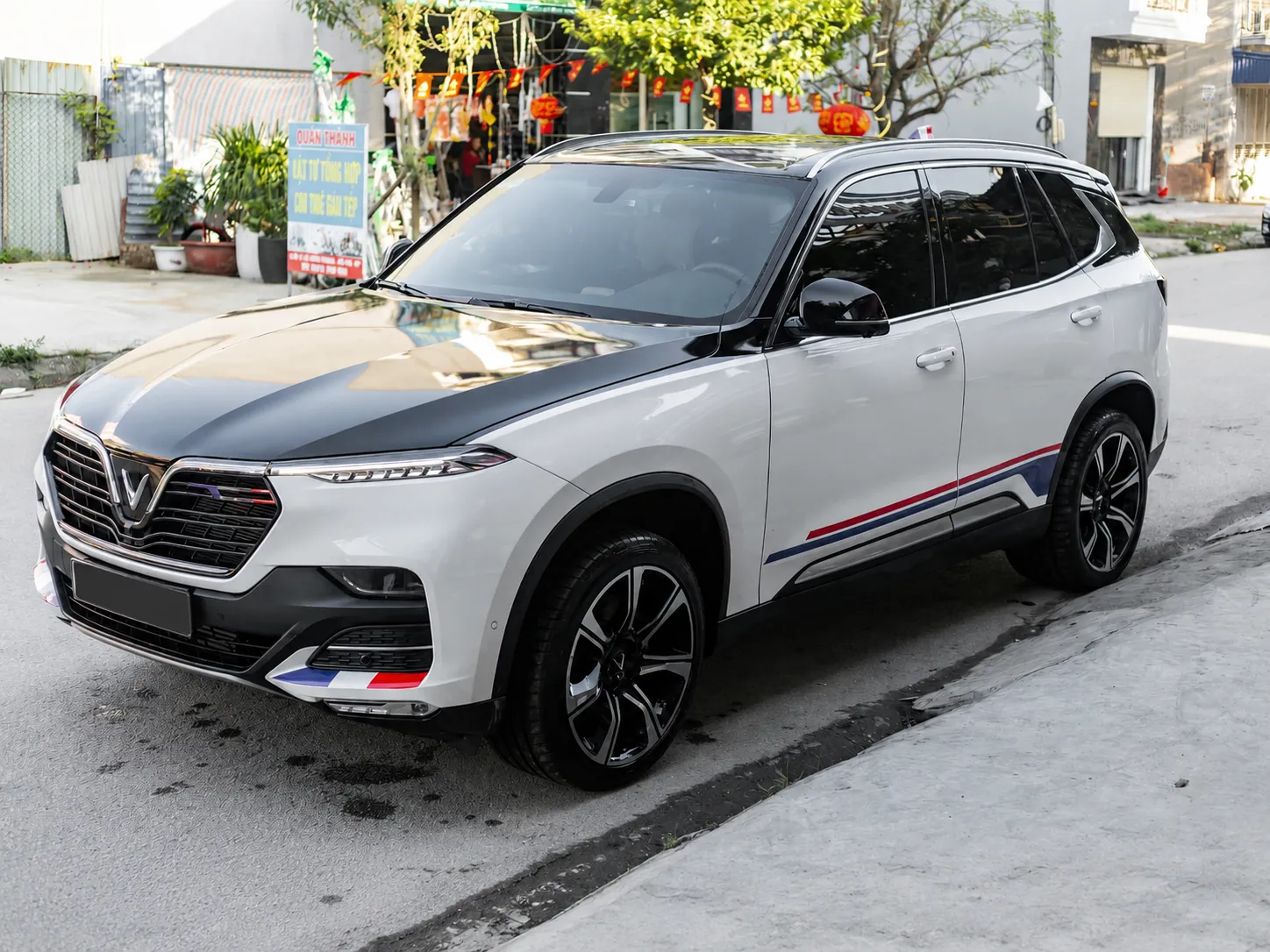 VinFast Lux SA trắng dán Duo-Tone đen kiểu Maybach