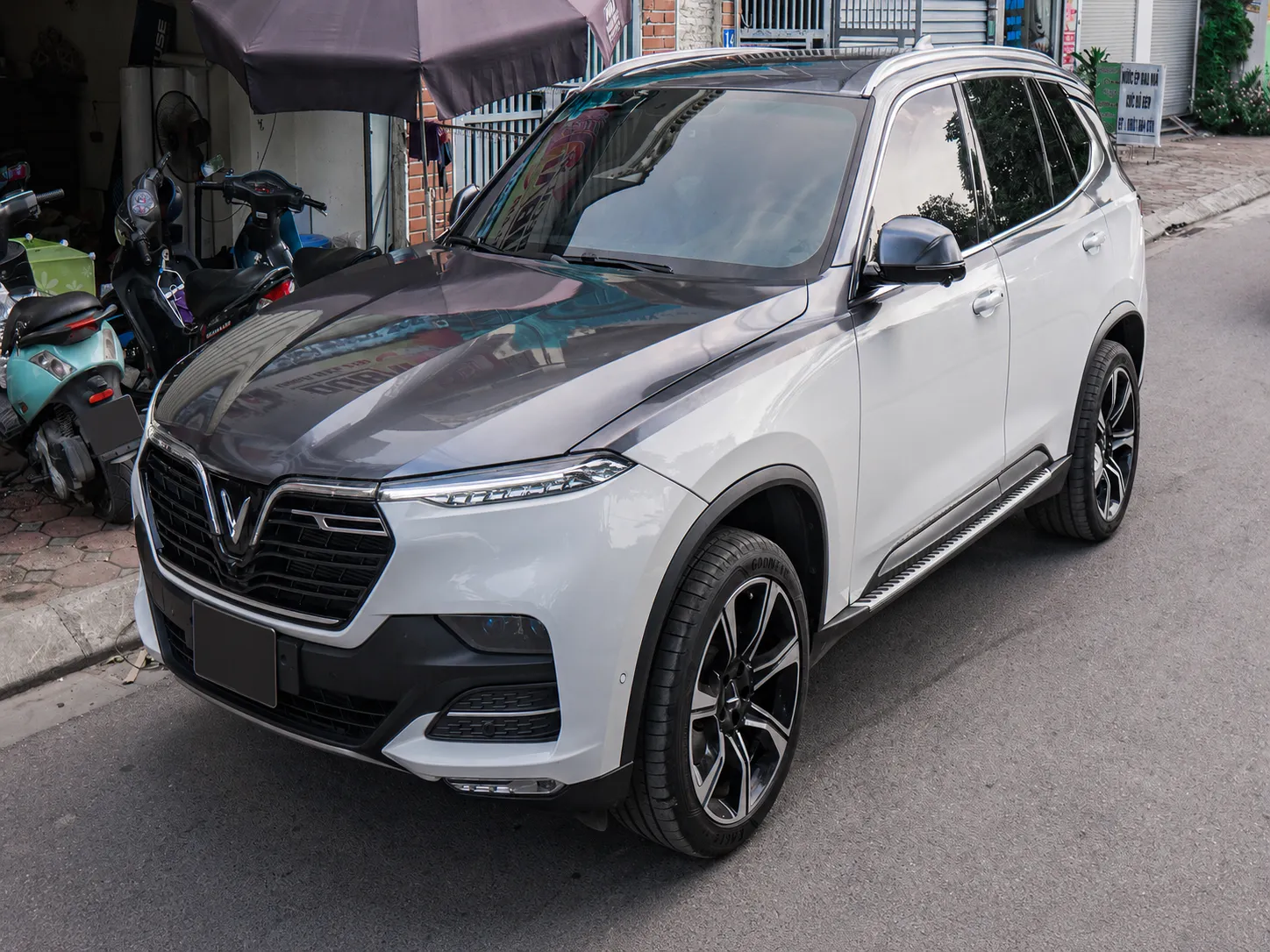 VinFast Lux SA trắng dán Duo-Tone xám kiểu Maybach